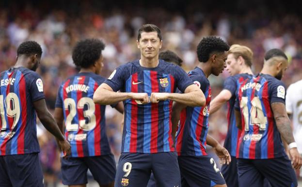 Lewandowski celebra el primero de sus dos goles al Elche.