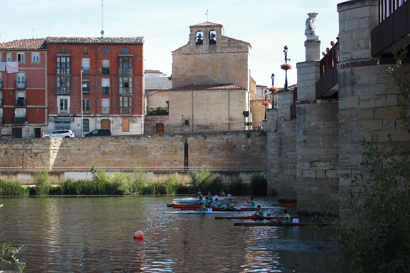 Fotos: Miranda rema a favor del Ebro en la Primera Carrera Empresarial de Piraguas