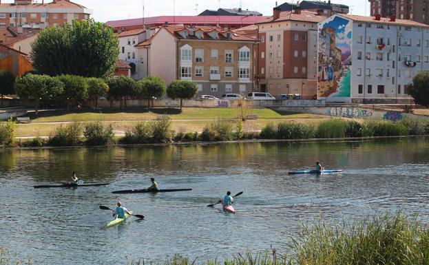 Miranda rema a favor del Ebro en la Primera Carrera Empresarial de Piraguas