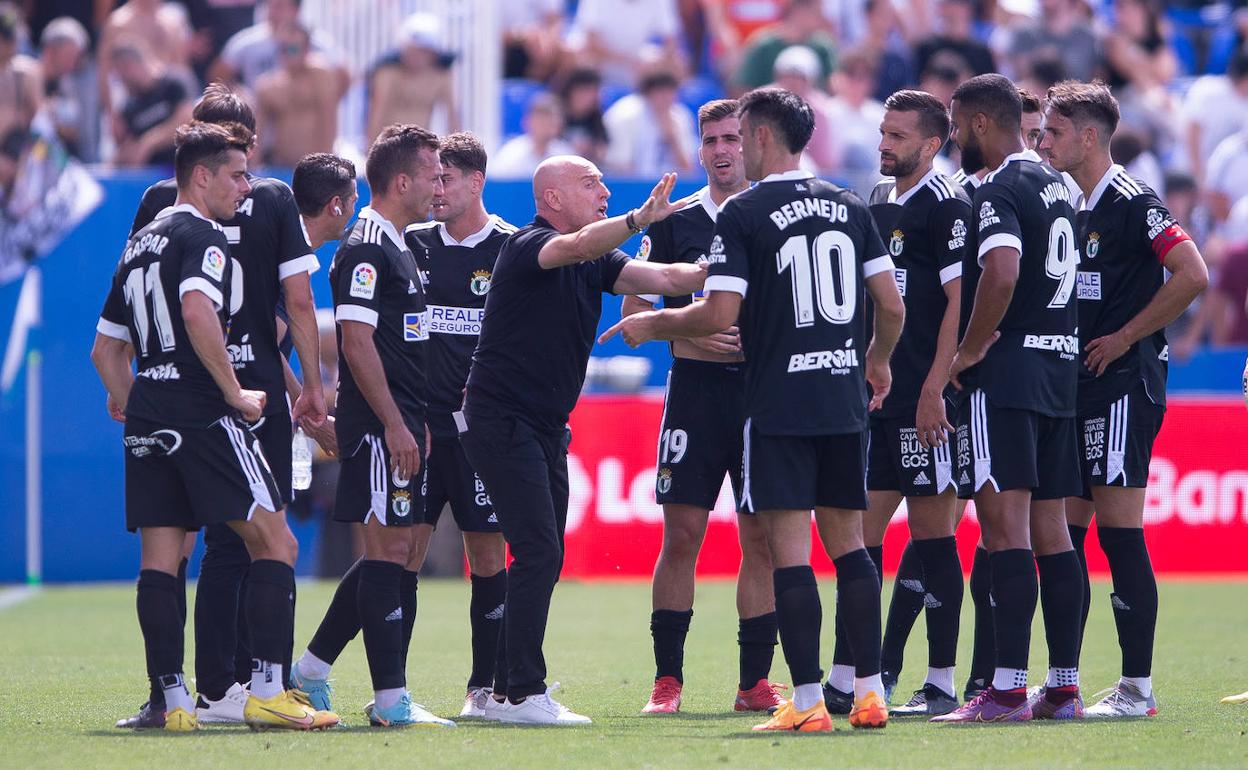 Calero, dando instrucciones a los suyos frente al Leganés. 