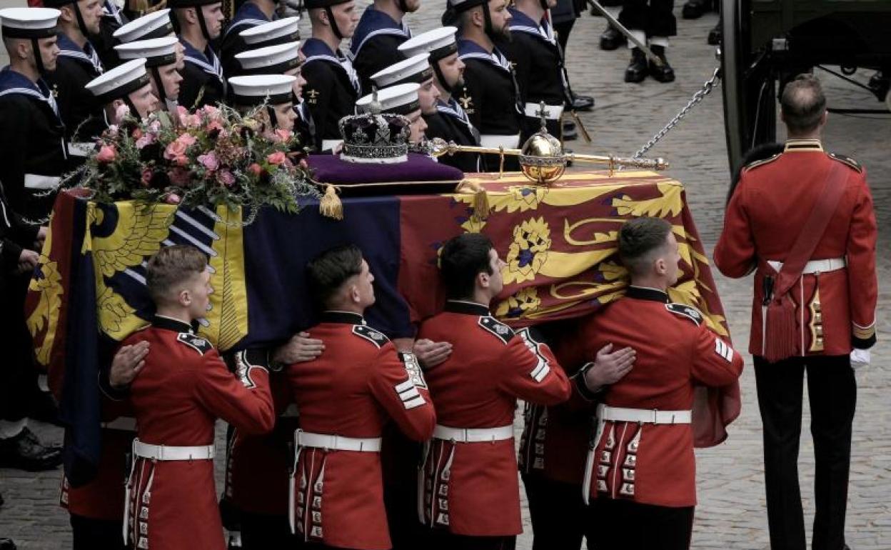 El féretro de la reina Isabel II llega a la abadía de Westminster.