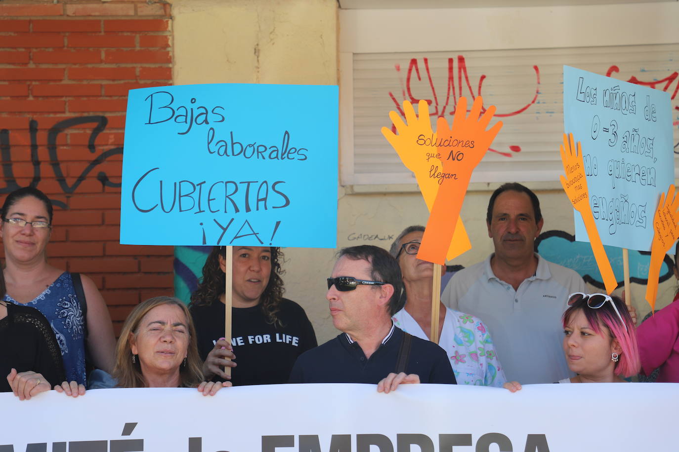 Protesta de padres, trabajadores y representantes del Comité de Empresa de Educación en las puertas de la Escuela Infantil Santa María la Mayor de Burgos