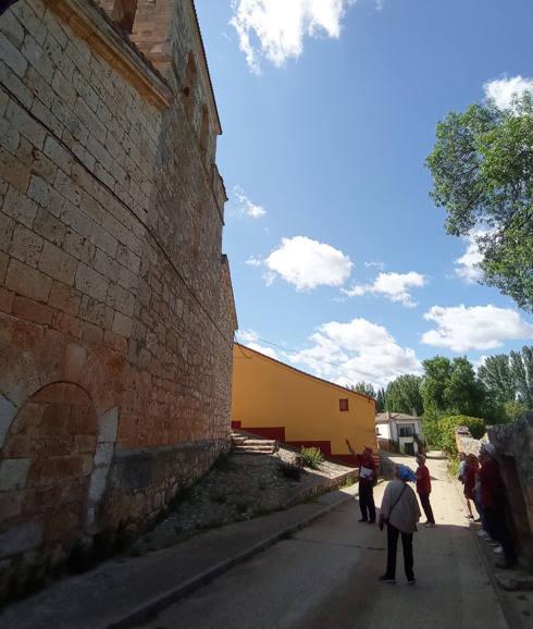 Visita al exterior de la torre de la iglesia de Fuentenebro.