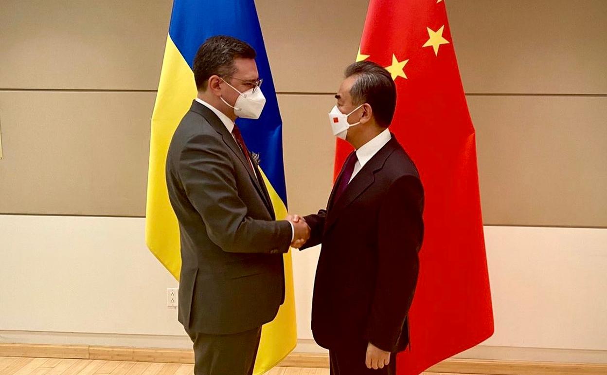 El ministro de Exteriores ucraniano, Dmitro Kuleba, saluda a su homólogo chino, Wang Yi. 