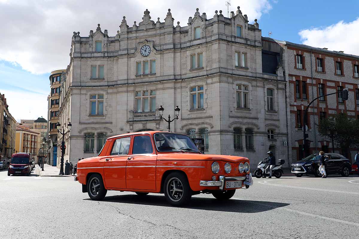 Fotos: Recorrido de coches históricos por Burgos a favor de la lucha contra el cáncer