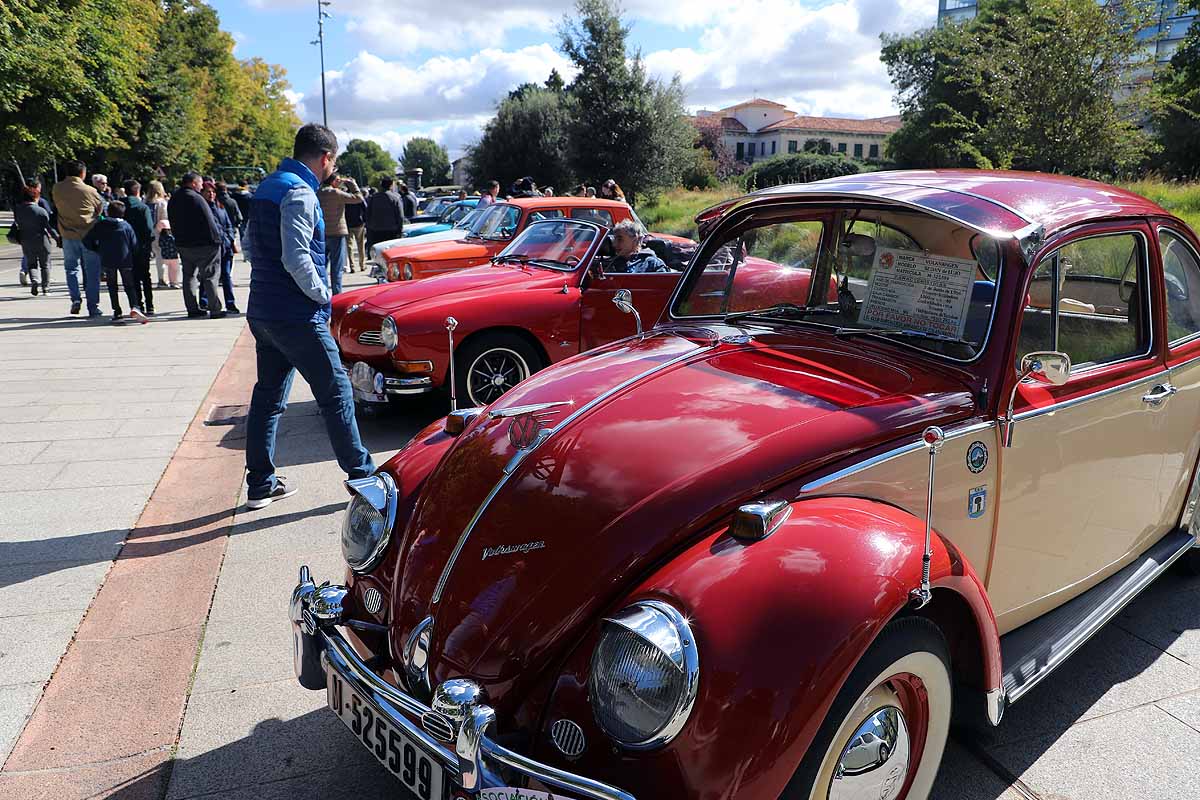 Fotos: Recorrido de coches históricos por Burgos a favor de la lucha contra el cáncer