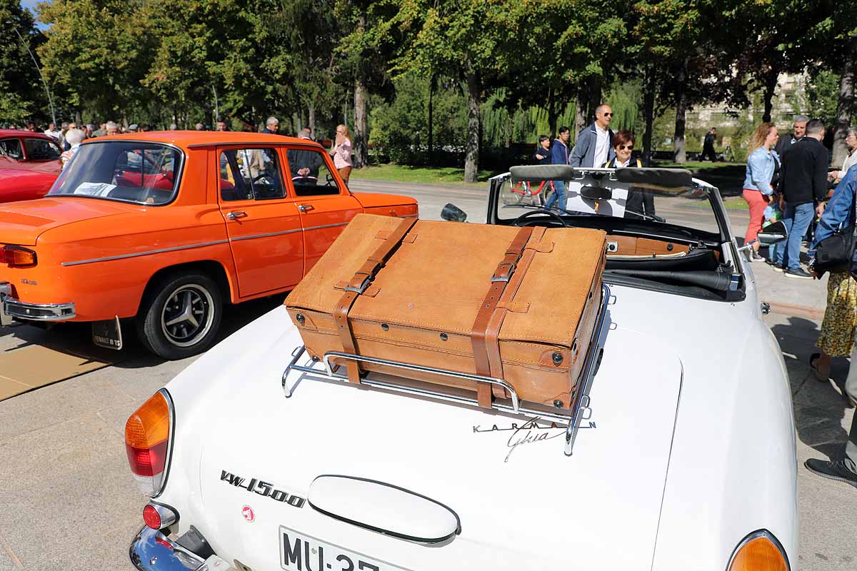 Fotos: Recorrido de coches históricos por Burgos a favor de la lucha contra el cáncer