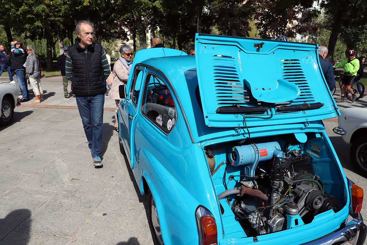 Fotos: Recorrido de coches históricos por Burgos a favor de la lucha contra el cáncer