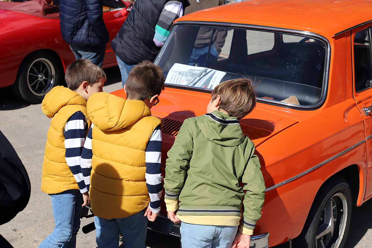 Fotos: Recorrido de coches históricos por Burgos a favor de la lucha contra el cáncer