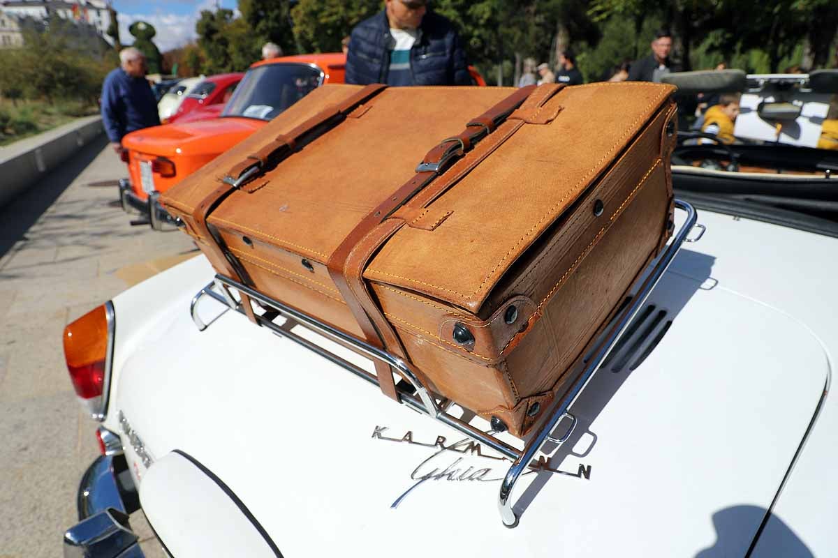 Fotos: Recorrido de coches históricos por Burgos a favor de la lucha contra el cáncer