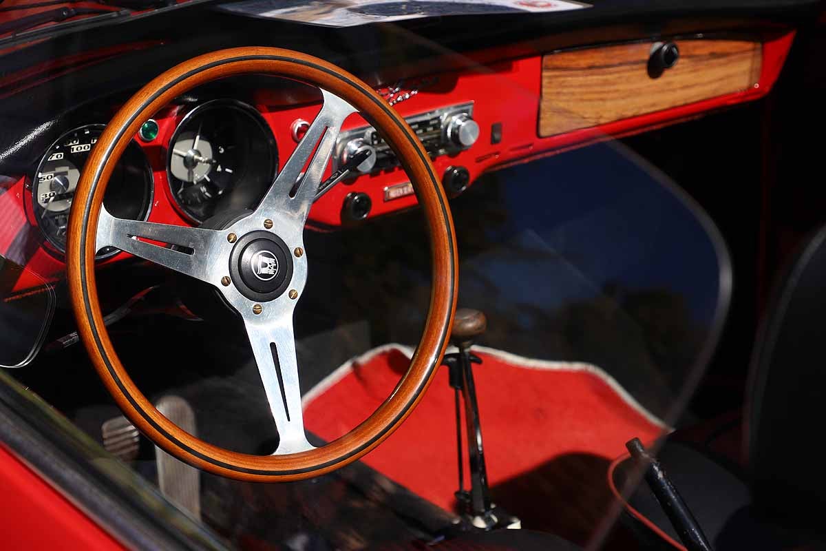 Fotos: Recorrido de coches históricos por Burgos a favor de la lucha contra el cáncer