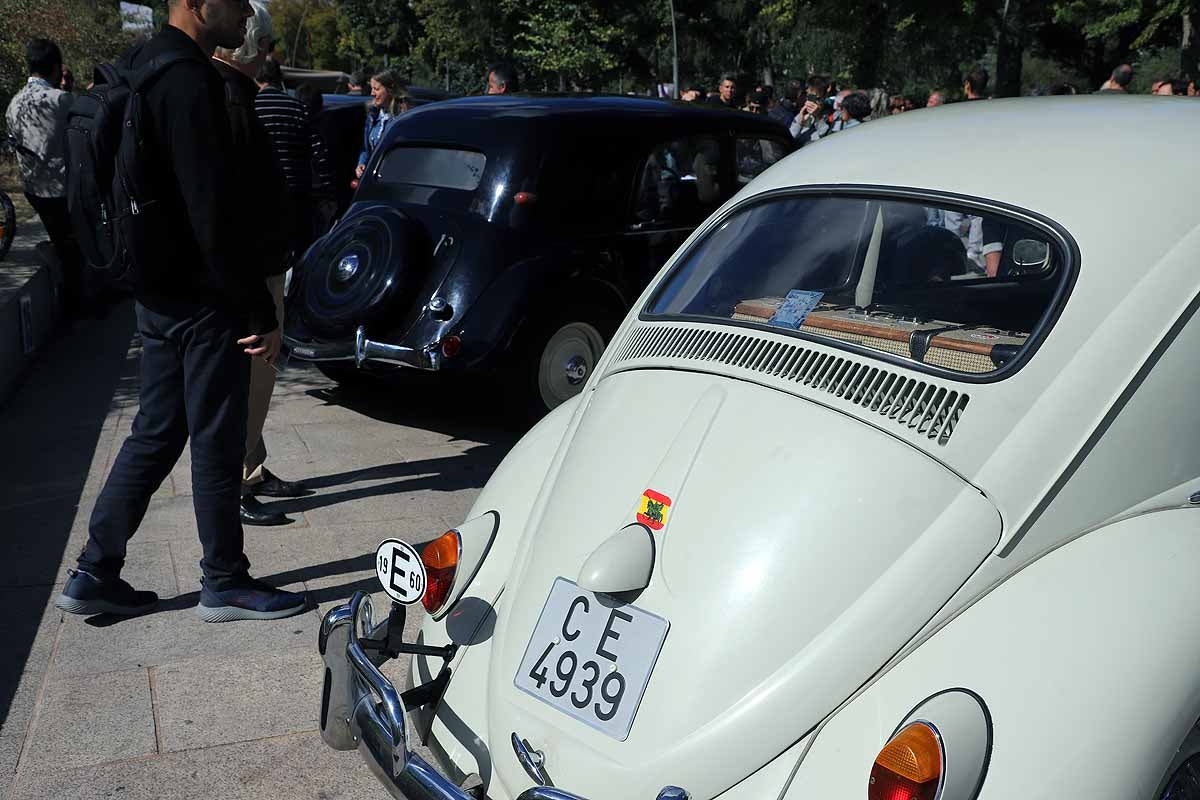 Fotos: Recorrido de coches históricos por Burgos a favor de la lucha contra el cáncer