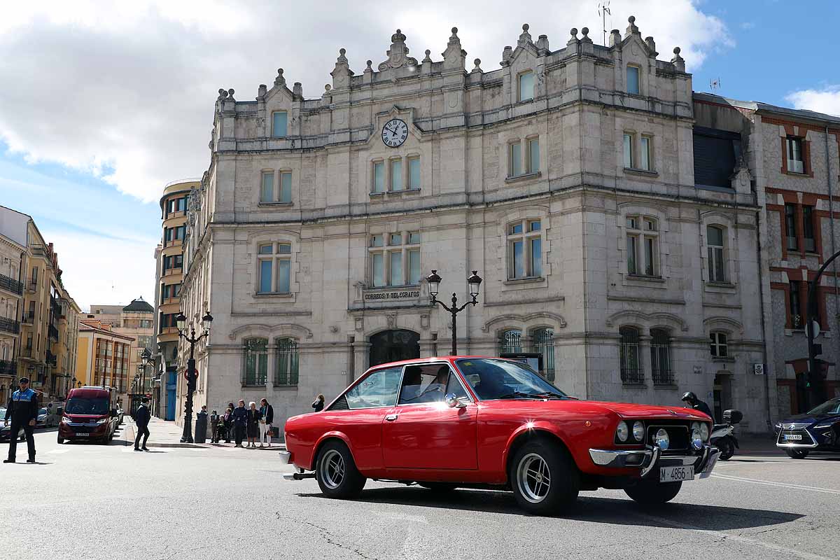 Fotos: Recorrido de coches históricos por Burgos a favor de la lucha contra el cáncer