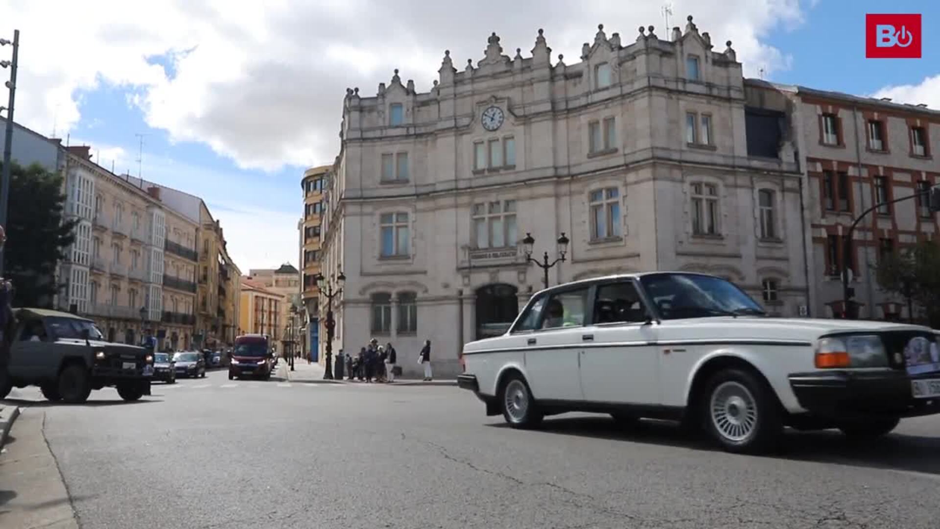 Los coches históricos recorren Burgos a favor de la lucha contra el cáncer