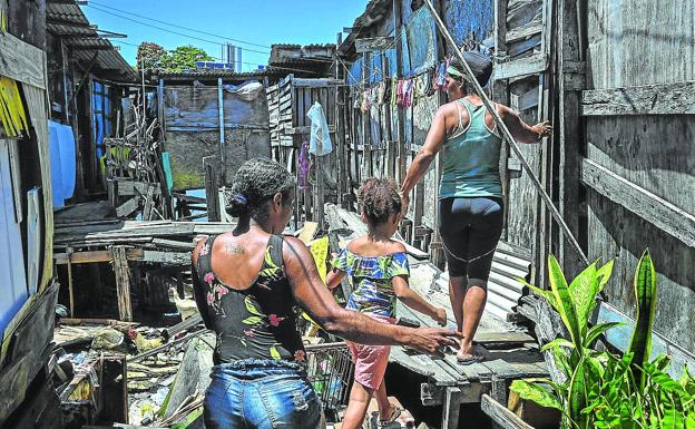 Favela en las afueras de la ciudad de Recife, capital del estado de Pernambuco. En Brasil hay más de 33 millones de pobres de solemnidad. 