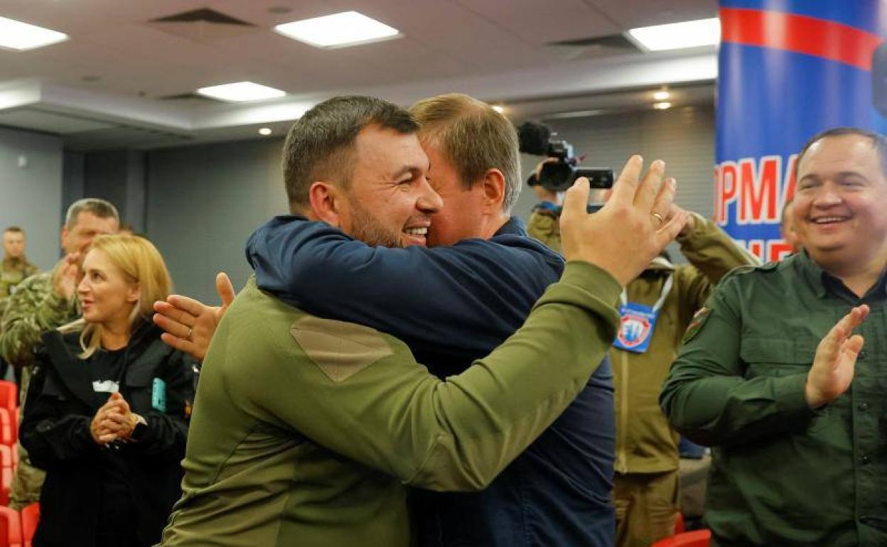 El líder de la autoproclamada Región Popular de Donetsk, Denis Pushilin (izquierda), y el secretario del Consejo General del partido Rusia Unida, Andrey Turchak, este martes en Donetsk.