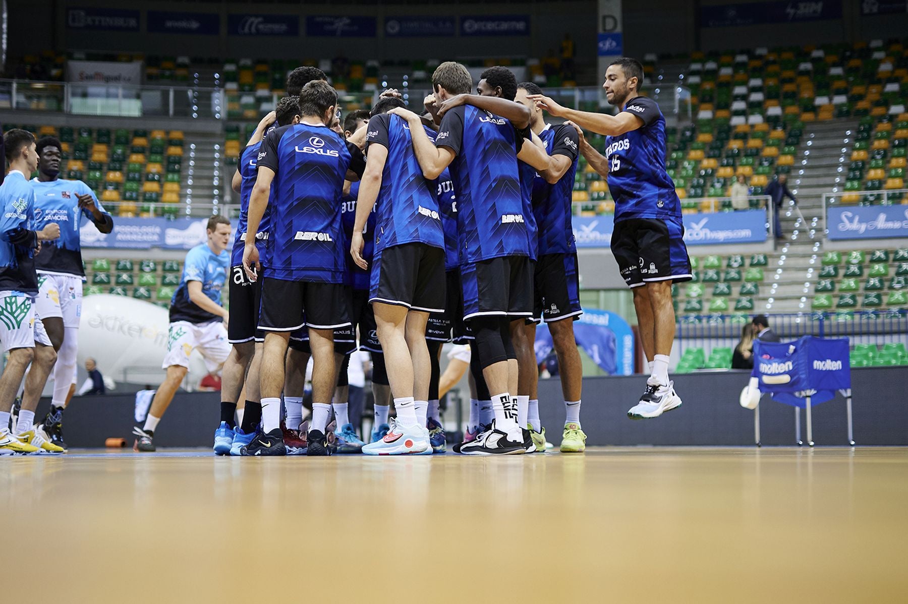 Paco Olmos dirigiendo a su equipo en el Coliseum. 