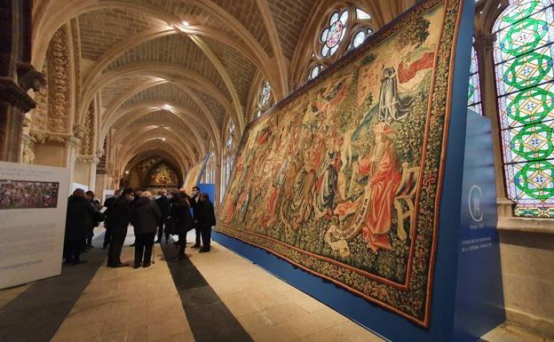 Imagen del Claustro alto con su exposición de tapices. 