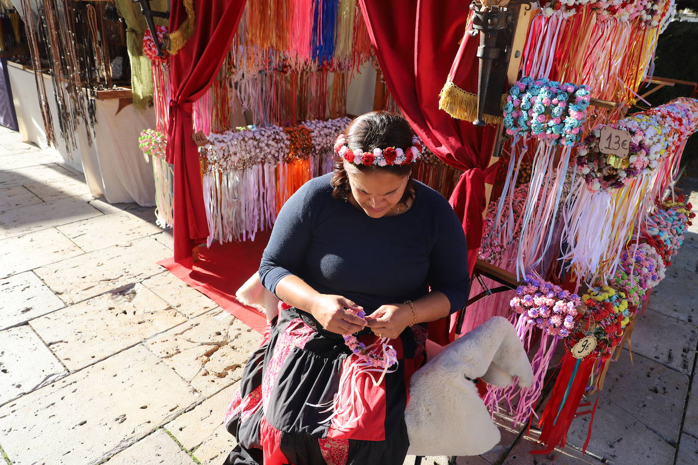 El mercado medieval del Burgos Cidiano ha arrancado este viernes con alrededor de 120 puestos en los que se puede encontrar todo tipo de productos