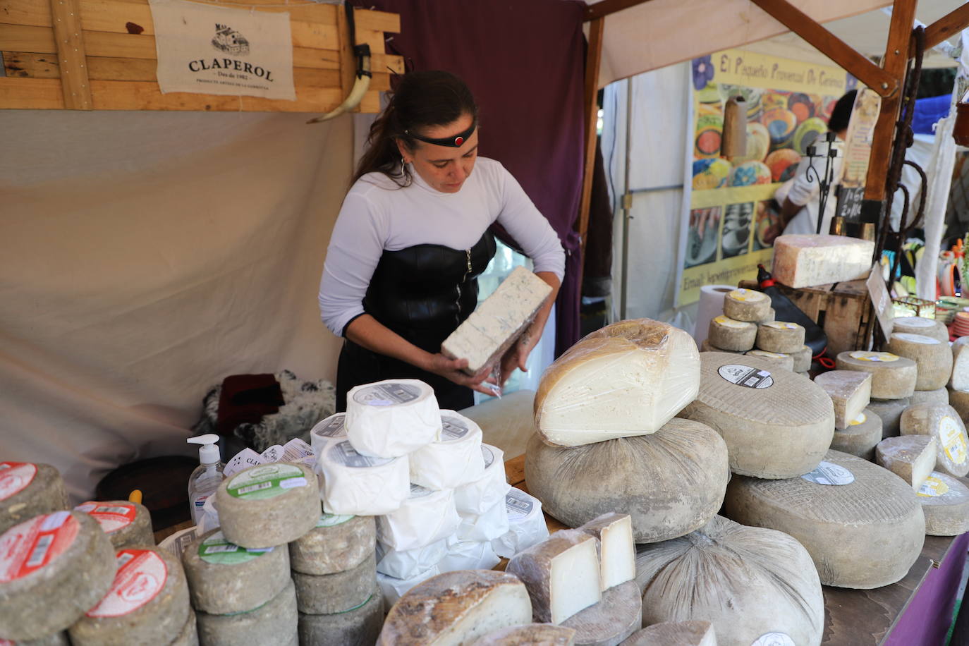 El mercado medieval del Burgos Cidiano ha arrancado este viernes con alrededor de 120 puestos en los que se puede encontrar todo tipo de productos