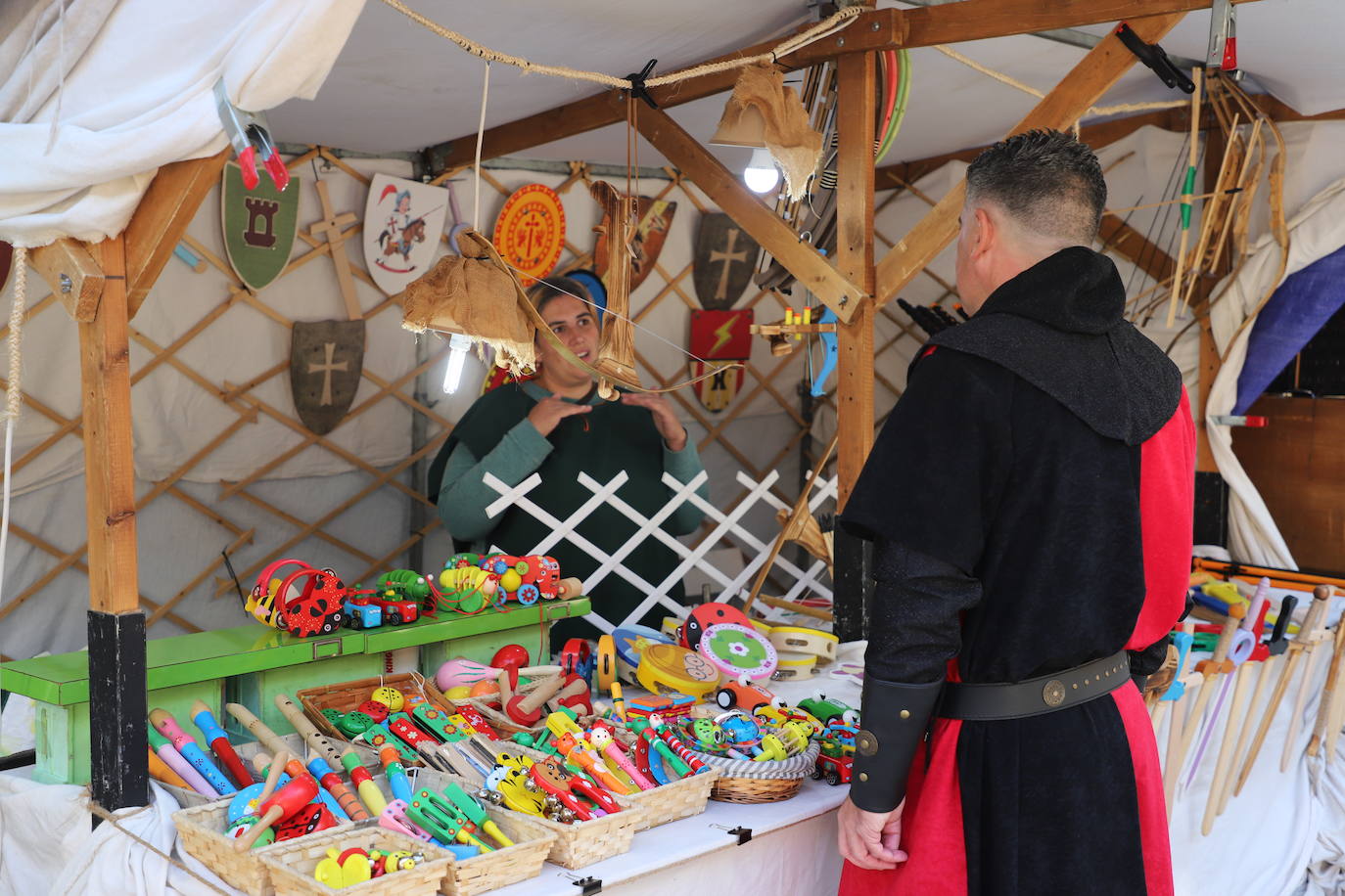 El mercado medieval del Burgos Cidiano ha arrancado este viernes con alrededor de 120 puestos en los que se puede encontrar todo tipo de productos