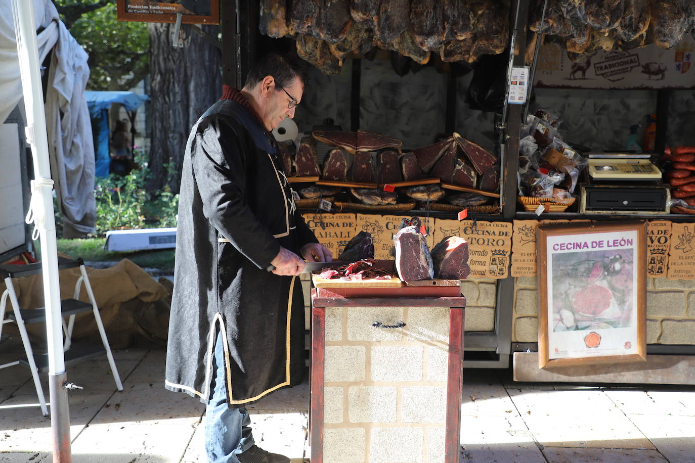 El mercado medieval del Burgos Cidiano ha arrancado este viernes con alrededor de 120 puestos en los que se puede encontrar todo tipo de productos