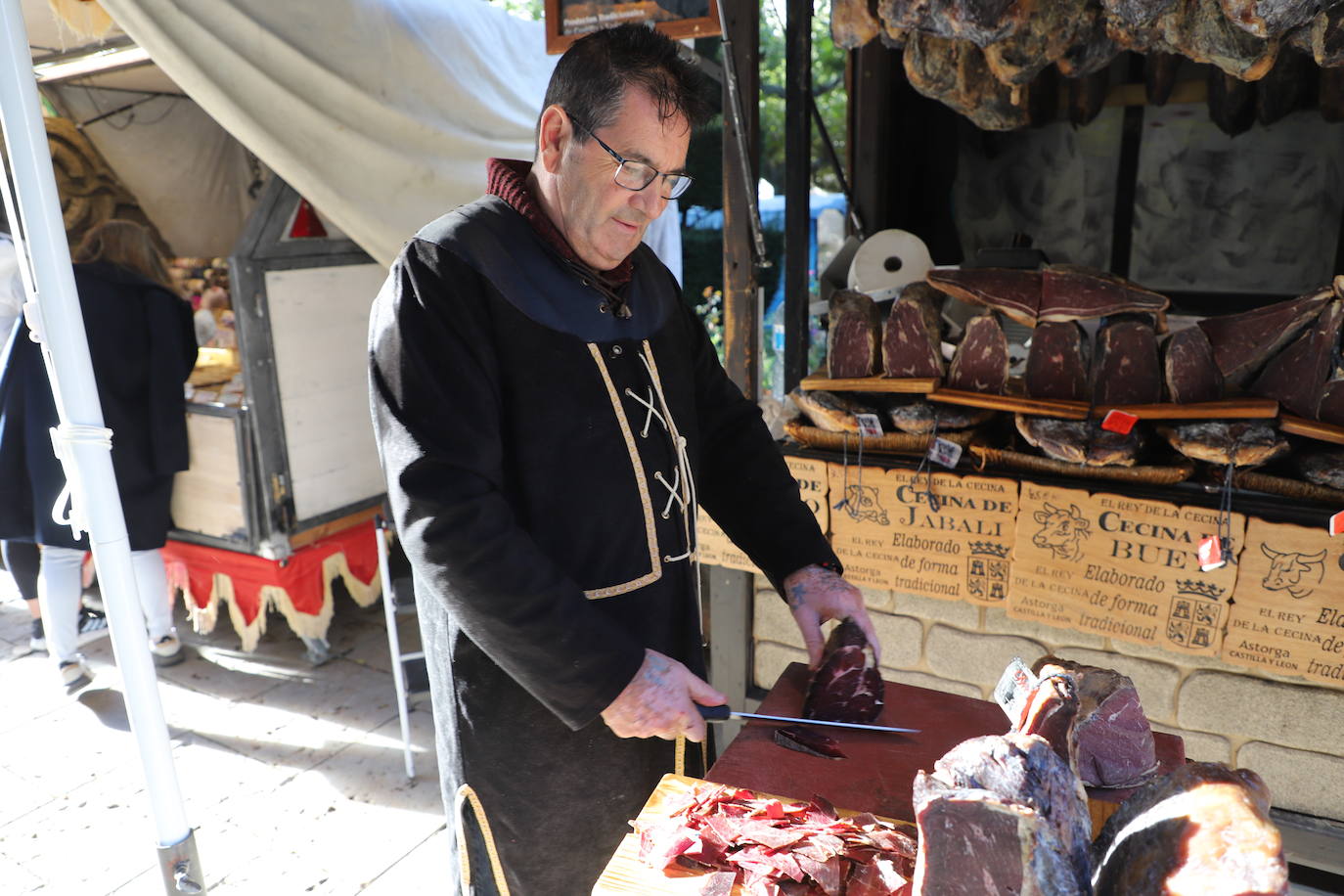 El mercado medieval del Burgos Cidiano ha arrancado este viernes con alrededor de 120 puestos en los que se puede encontrar todo tipo de productos