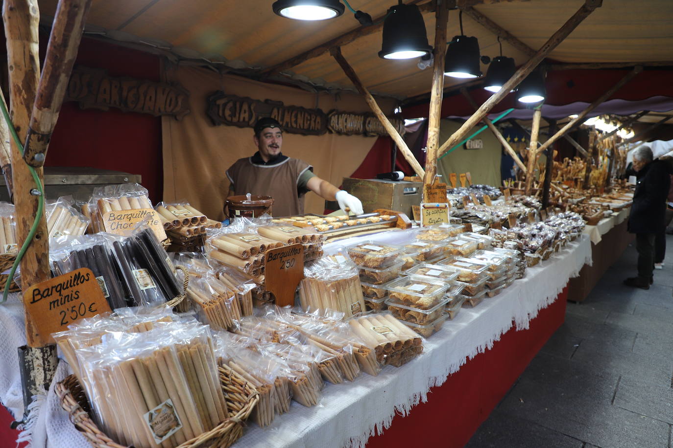 El mercado medieval del Burgos Cidiano ha arrancado este viernes con alrededor de 120 puestos en los que se puede encontrar todo tipo de productos