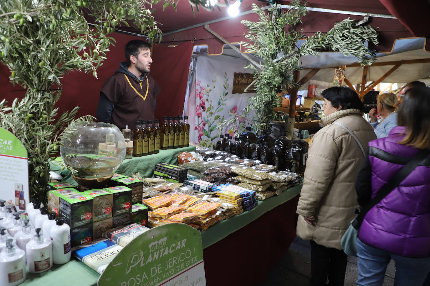 El mercado medieval del Burgos Cidiano ha arrancado este viernes con alrededor de 120 puestos en los que se puede encontrar todo tipo de productos