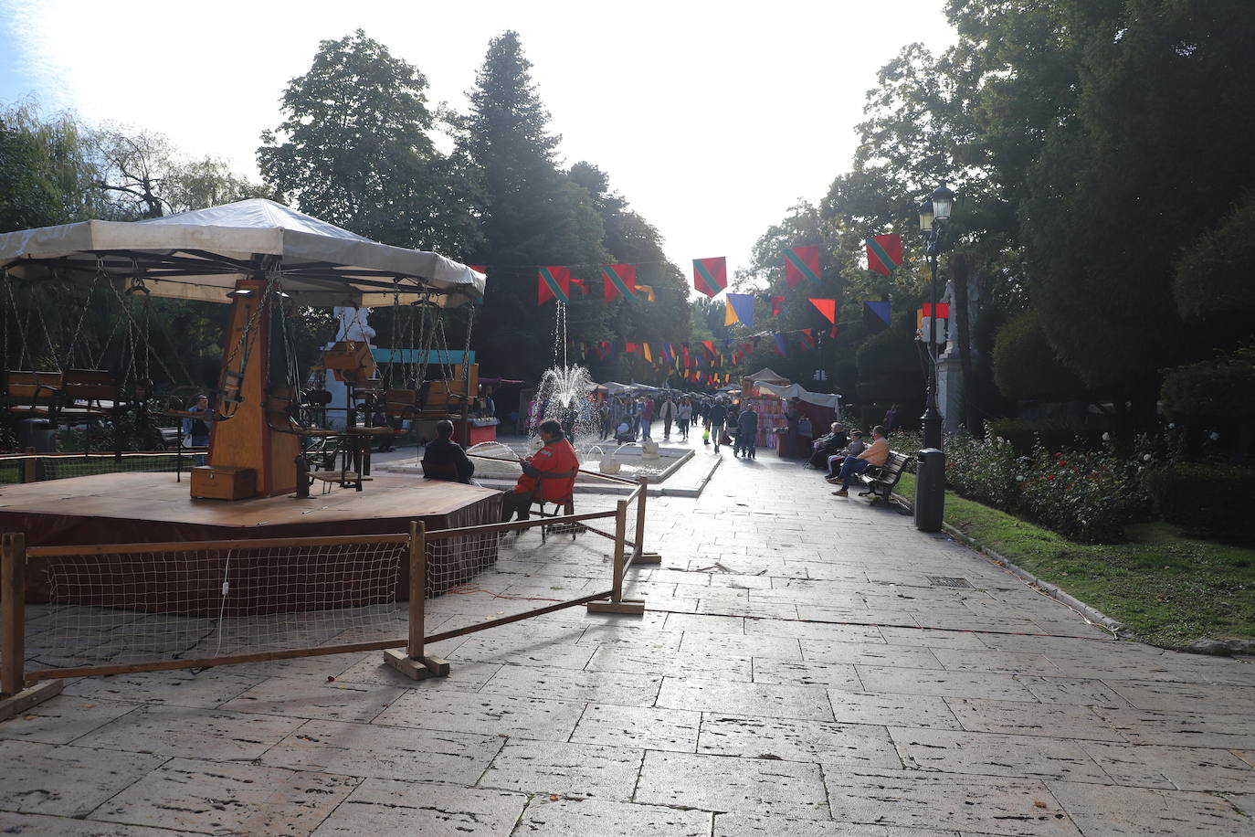 El mercado medieval del Burgos Cidiano ha arrancado este viernes con alrededor de 120 puestos en los que se puede encontrar todo tipo de productos