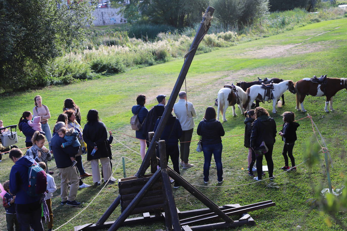 El mercado medieval del Burgos Cidiano ha arrancado este viernes con alrededor de 120 puestos en los que se puede encontrar todo tipo de productos