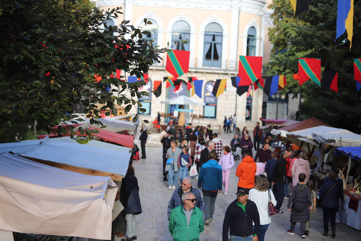 El mercado medieval del Burgos Cidiano ha arrancado este viernes con alrededor de 120 puestos en los que se puede encontrar todo tipo de productos