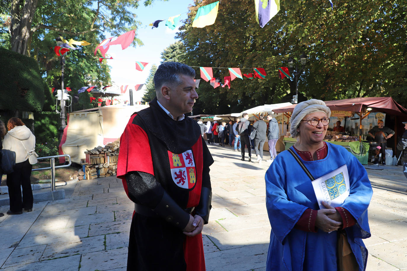 El mercado medieval del Burgos Cidiano ha arrancado este viernes con alrededor de 120 puestos en los que se puede encontrar todo tipo de productos