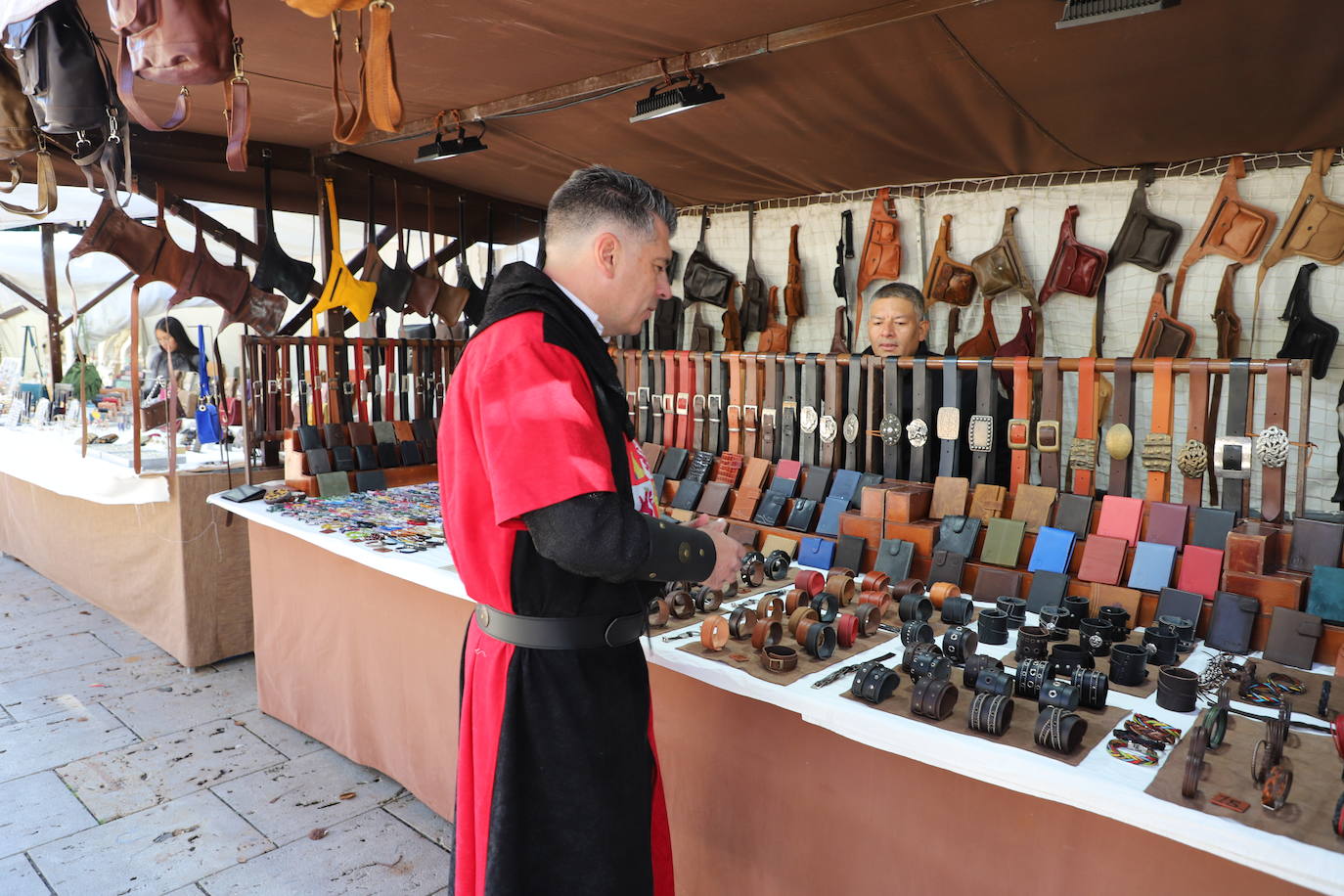 El mercado medieval del Burgos Cidiano ha arrancado este viernes con alrededor de 120 puestos en los que se puede encontrar todo tipo de productos