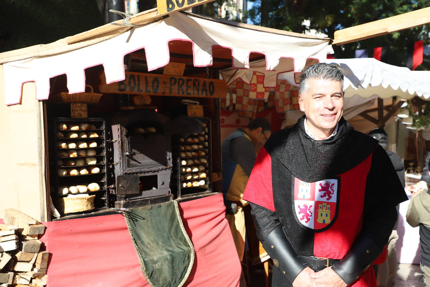 El mercado medieval del Burgos Cidiano ha arrancado este viernes con alrededor de 120 puestos en los que se puede encontrar todo tipo de productos