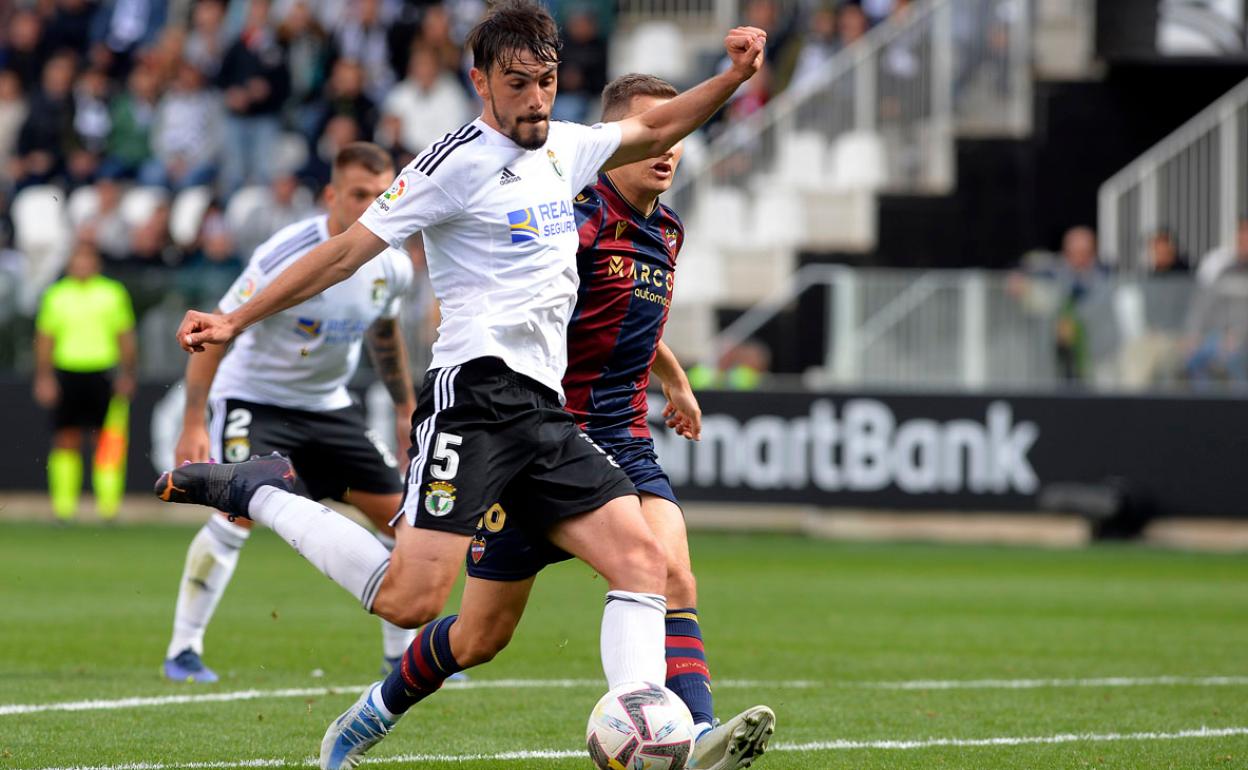 Atienza centra el balón en el partido contra el Levante. 
