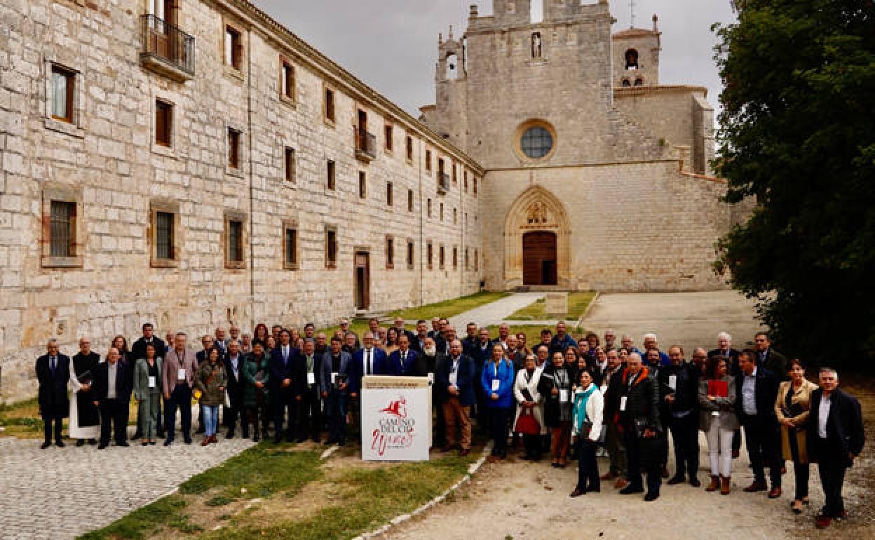 Alcaldes y alcaldesas reunidas en el monasterio de San Pedro de Cardeña. 