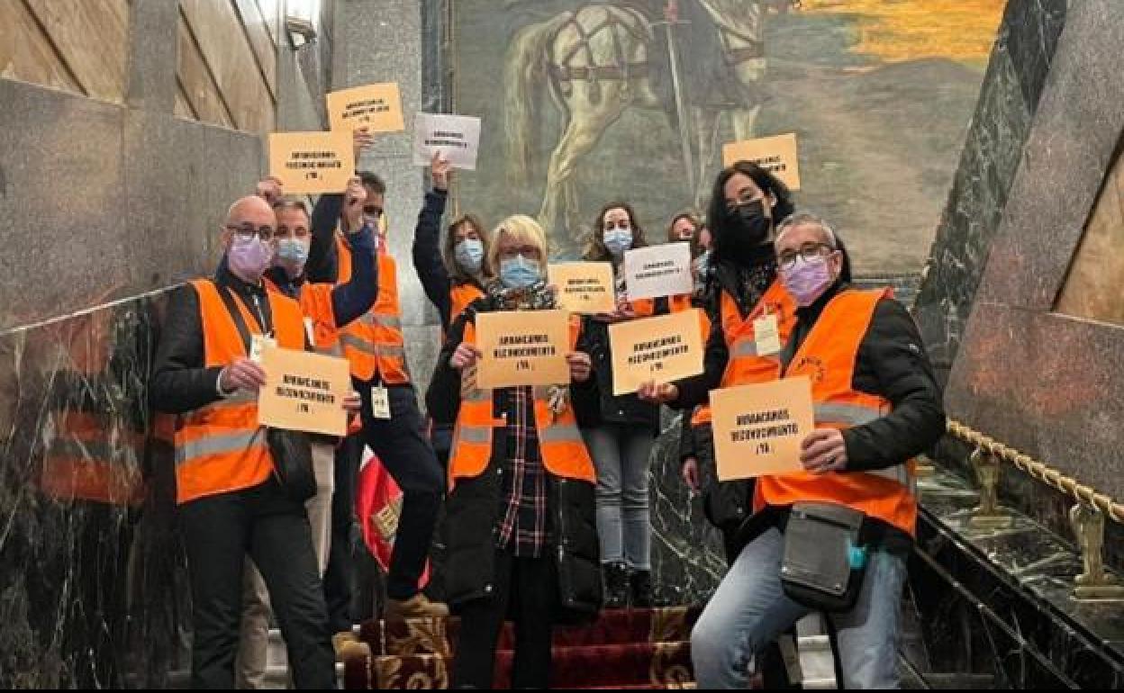 Protesta de las trabajadoras sociales en el Ayuntamiento de Burgos.