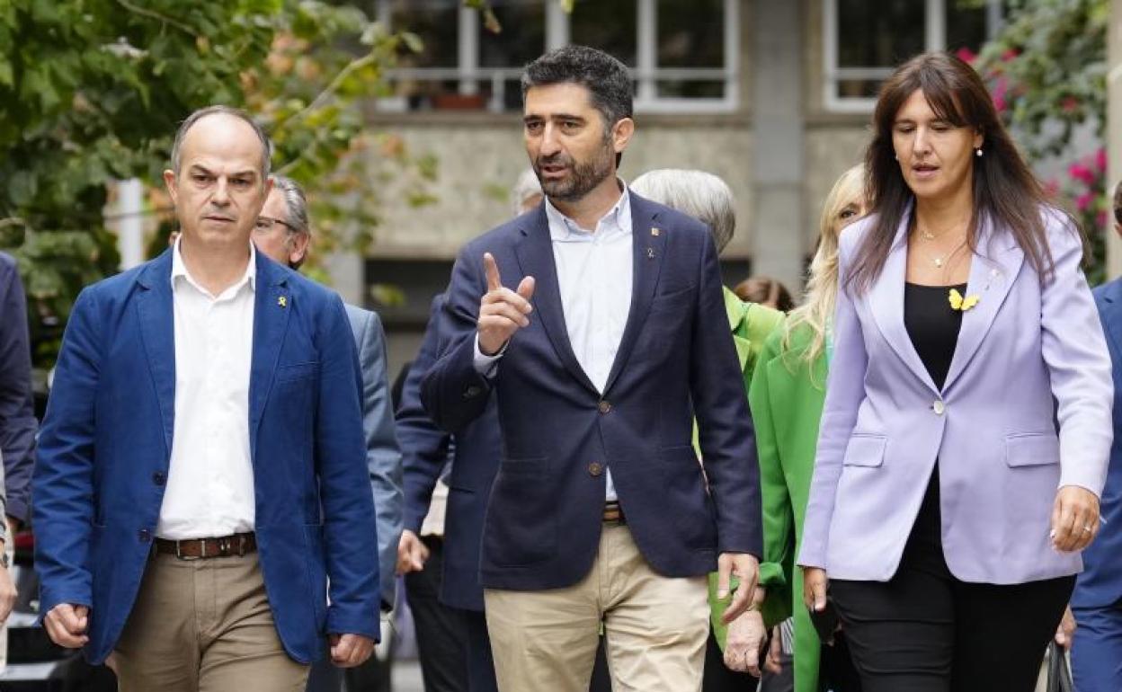 El secretario general de JxCat Jordi Turull y la presidenta del partido, Laura Borràs junto al destituido vicepresidente del Govern, Jordi Puineró.