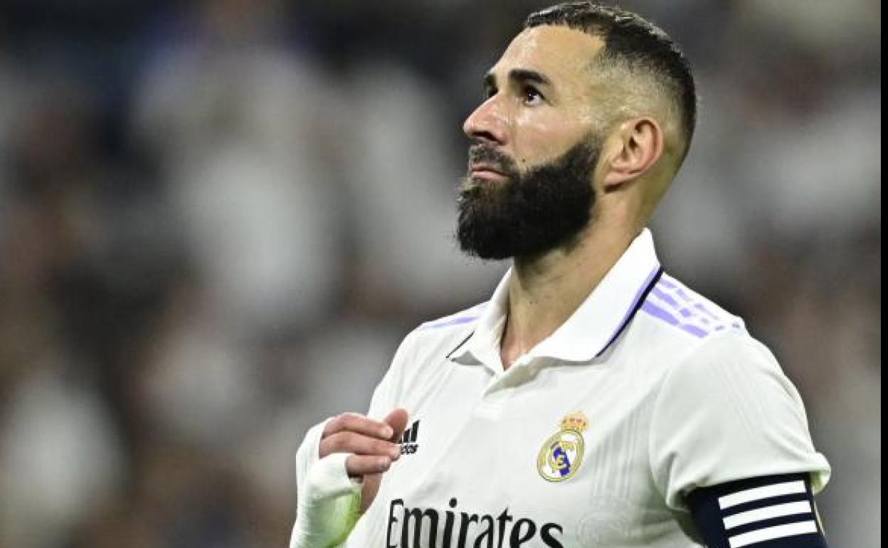 Benzema se lamenta durante el partido contra Osasuna. 