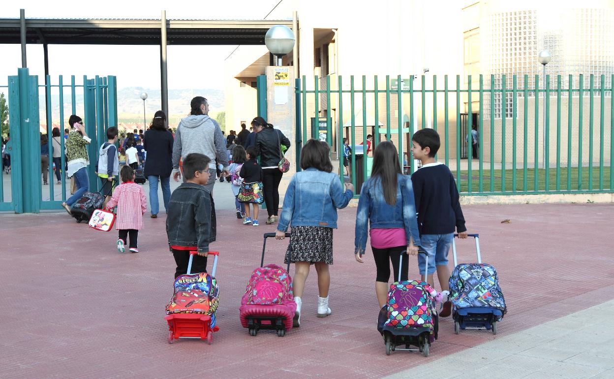 Proponen dispositivos GPS en la mochila escolar para proteger a los menores