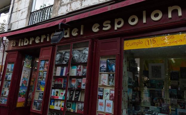 Imagen principal - Librería del Espolón en su 115 aniversario en Burgos 