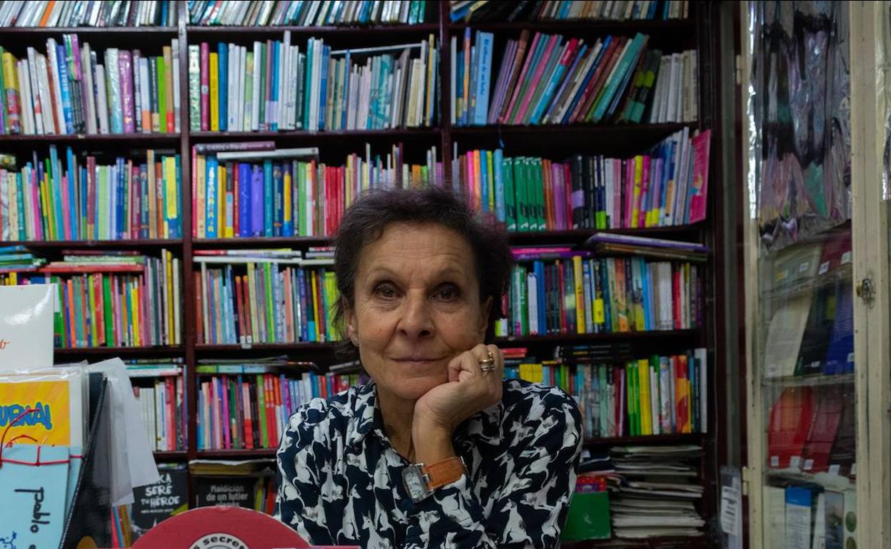 Pilar Canales está a cargo de la Librería Espolón, que cumple su 115 aniversario en Burgos 