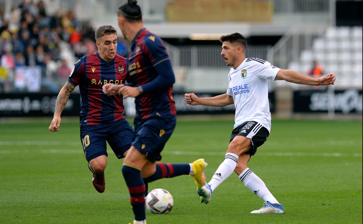 Navarro, controlando un balón ante el Levante. 