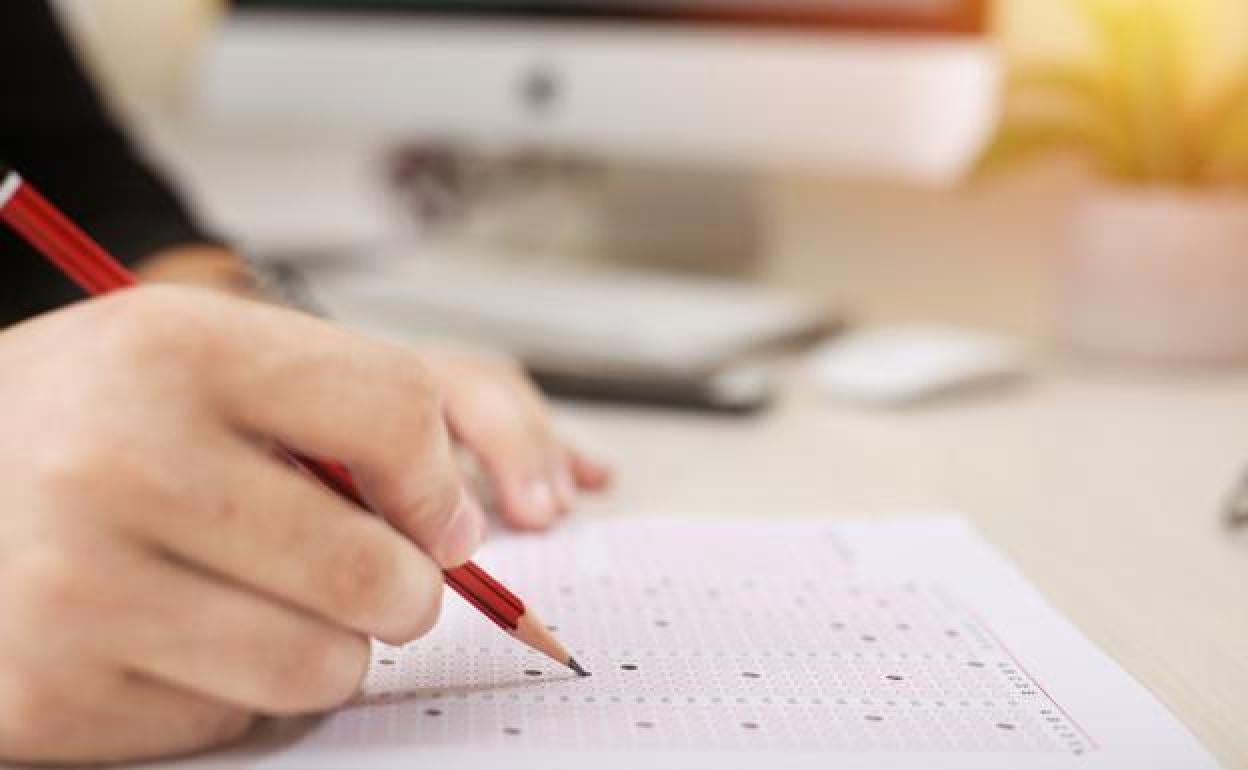 Le pillan copiando con una cámara y un auricular en el examen del carnet de conducir