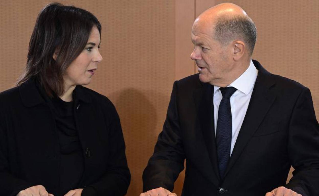 El canciller alemán Olaf Scholz y la ministra de Relaciones Exteriores alemana Annalena Baerbock.