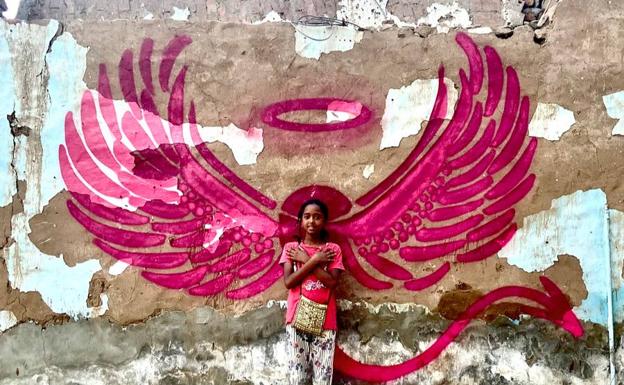 Una niña posa en uno de los murales de Tinte Rosa en Egipto.