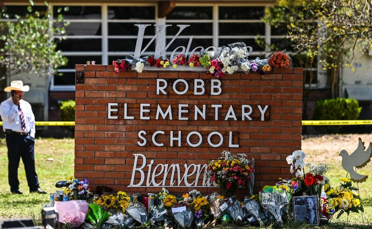 Ofrenda floral en la escuela Robb tras la masacre. 