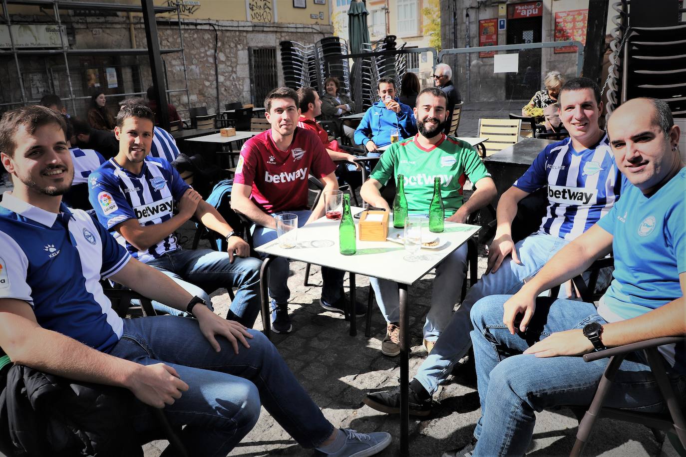 Fotos: Miles de gloriosos se preparan en Burgos para recibir al Alavés