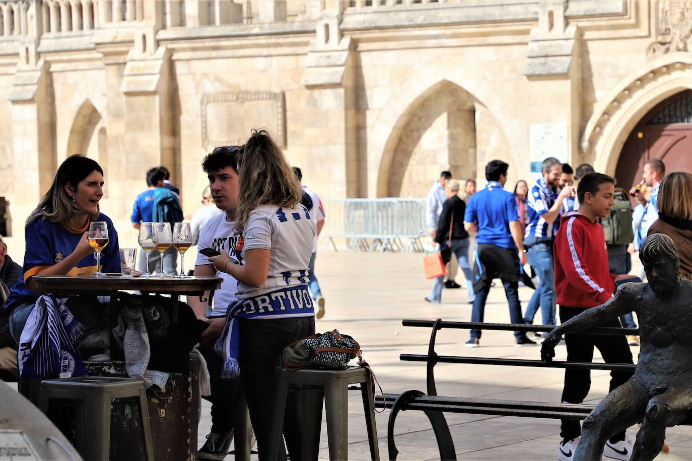 Fotos: Miles de gloriosos se preparan en Burgos para recibir al Alavés